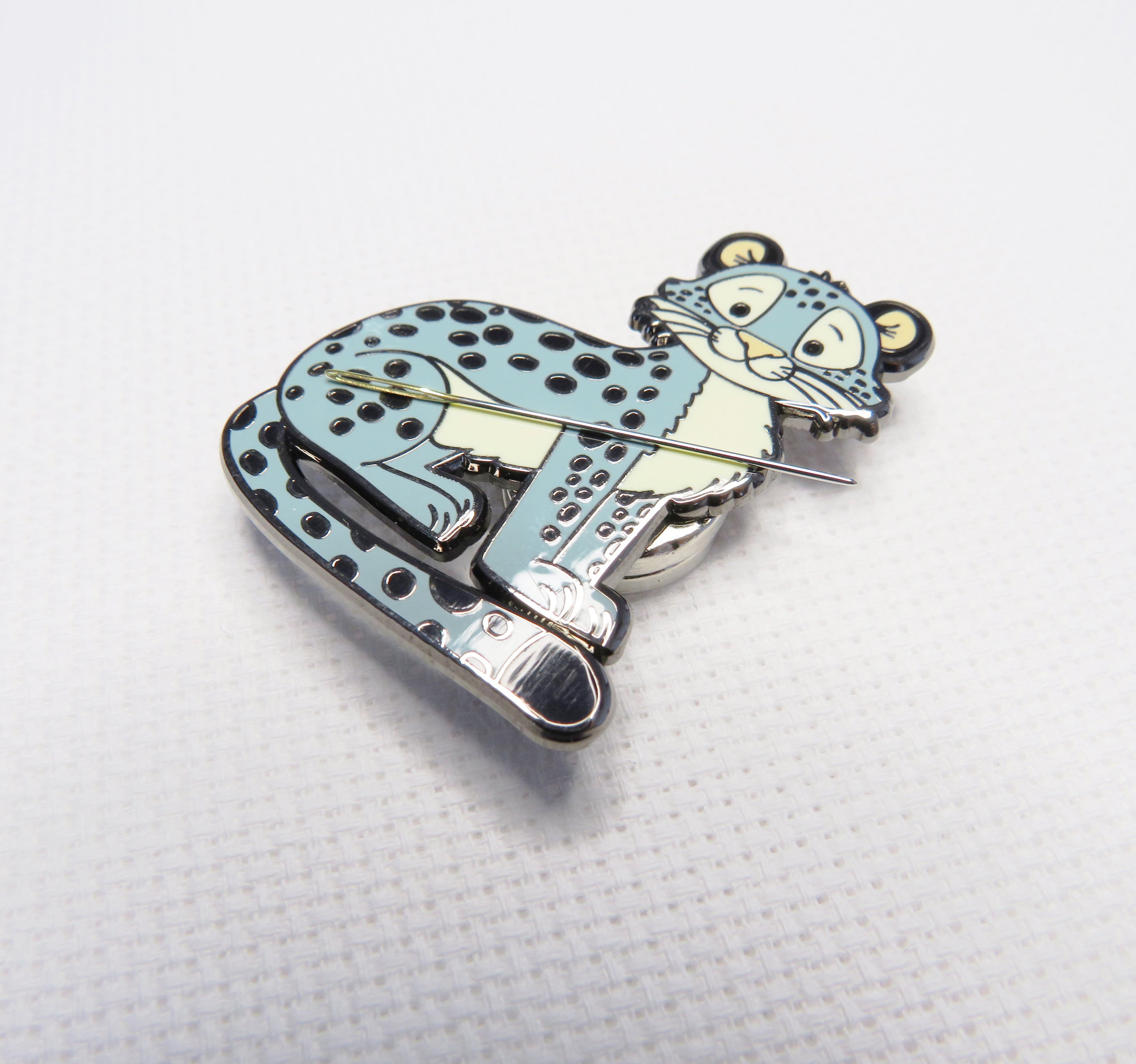 Leopard-shaped brooch with a background