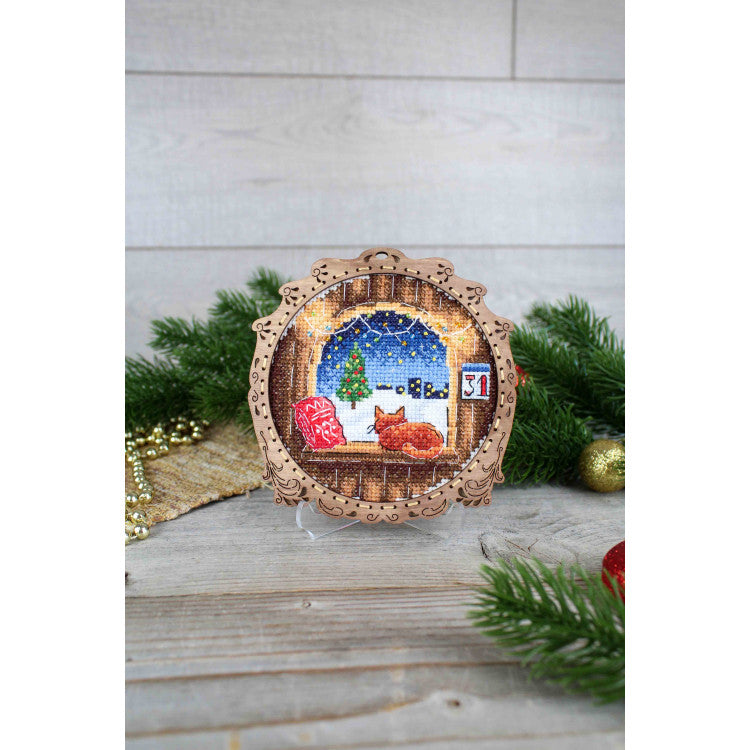 Cross-stitch kit on wooden base 