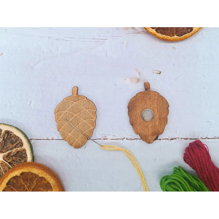 KF059/66G Magnetic needle holder. Pine cone. Gold