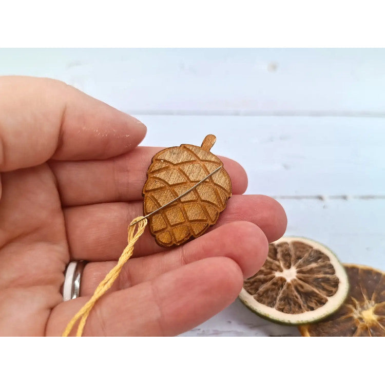 KF059/66P Magnetic needle holder. Pine cone. Hard