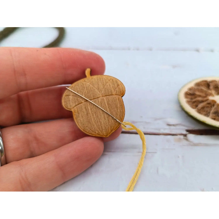 KF059/67G Magnetic needle holder. Acorn. Gold.