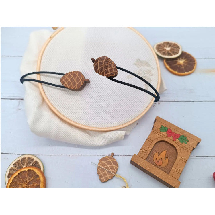 KF056/125 Wooden needle case. Fireplace.