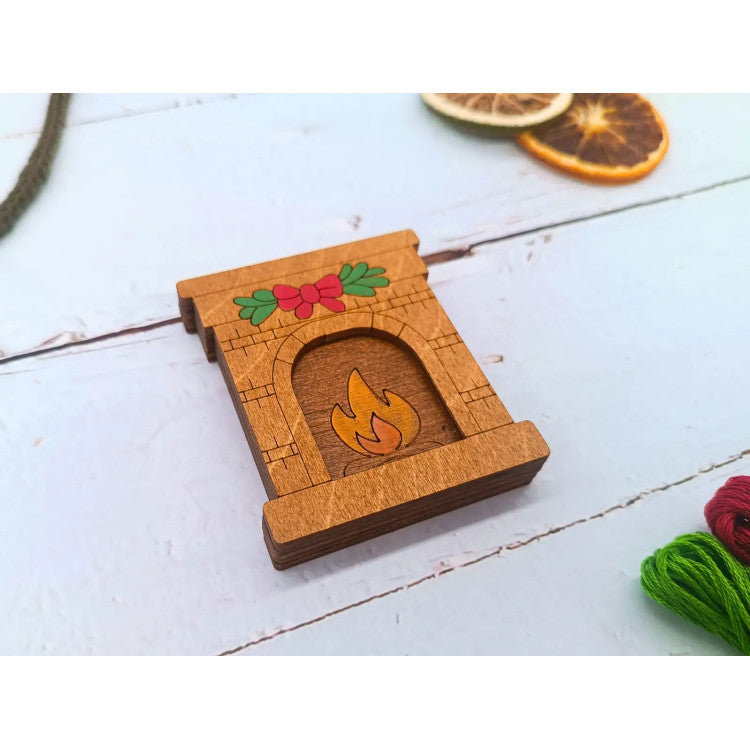 KF056/125 Wooden needle case. Fireplace.