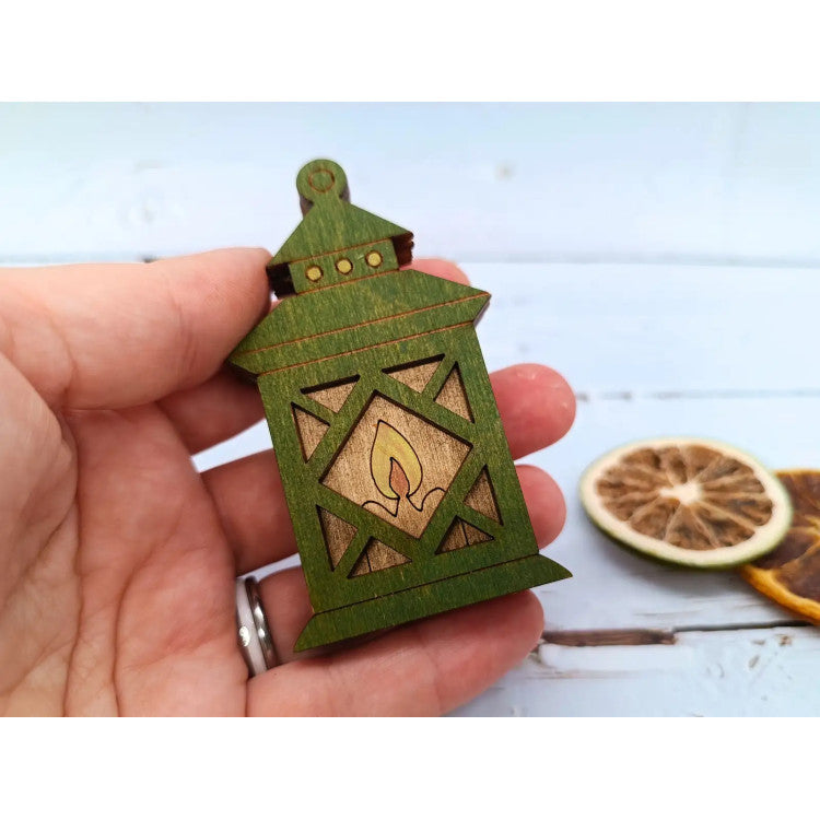 KF056/126 Wooden needle case. Lantern