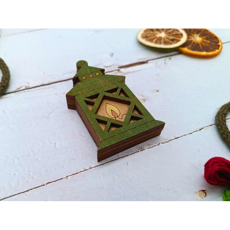 KF056/126 Wooden needle case. Lantern