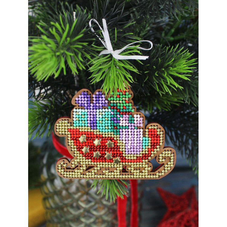 Cross-stich on wooden base "Christmas tree decoration. Festive sleigh" 8*9 cm SO-145