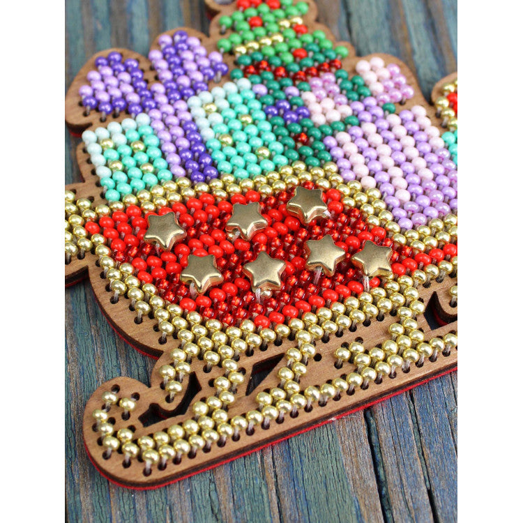 Cross-stich on wooden base "Christmas tree decoration. Festive sleigh" 8*9 cm SO-145
